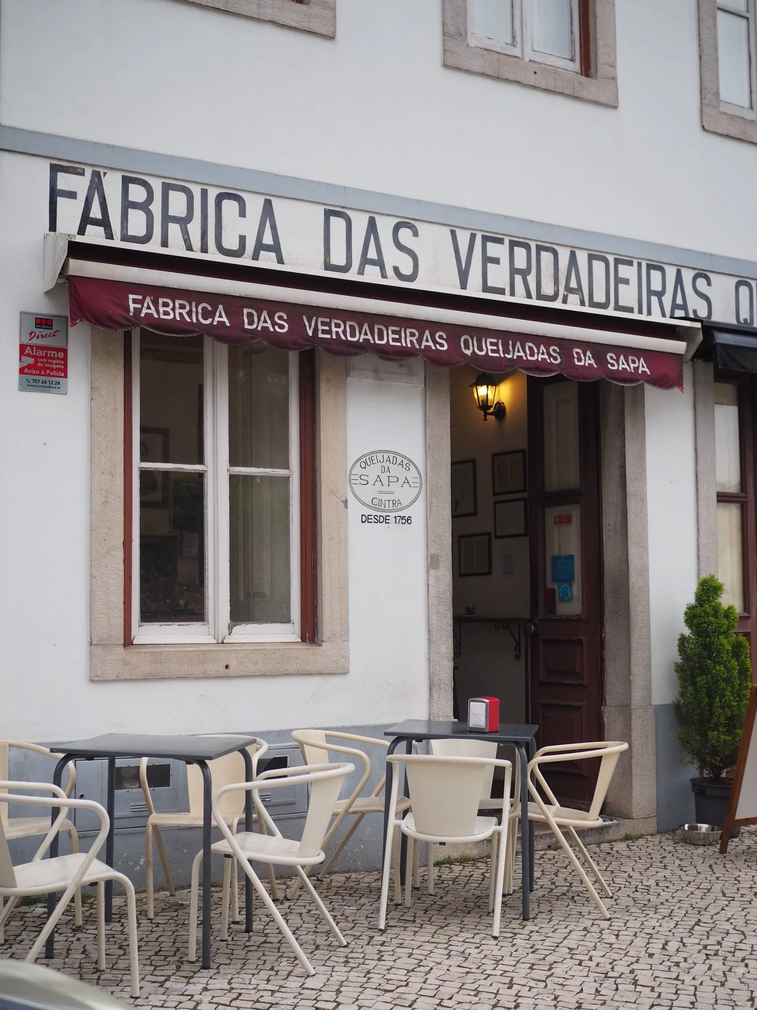 Fachada da Fábrica das Verdadeiras Queijadas da Sapa, na Volta do Duche 12, em Sintra — montra tradicional com o nome da marca.