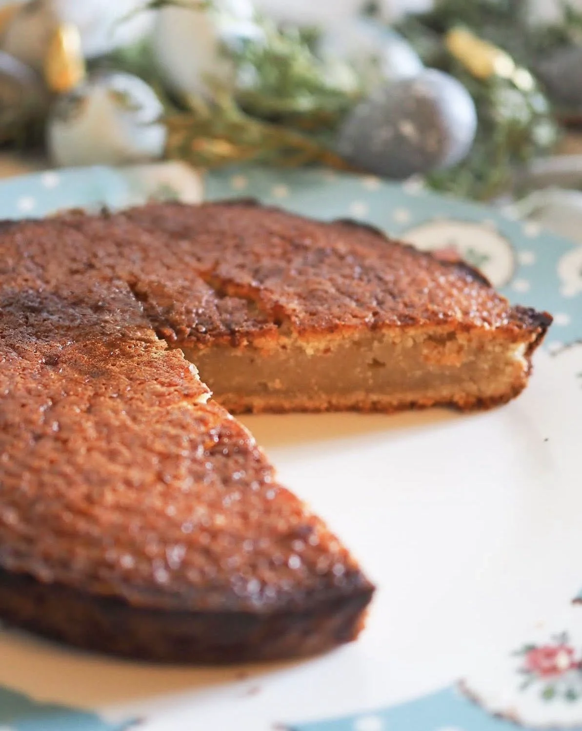 Tarte de Queijada de tamanho familiar, com recheio cremoso e massa dourada.